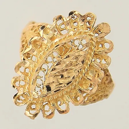 Ring med dekor stl:17 bredd 2,5-20,2mm något ojämn skena 21K Vikt: 3,9 g