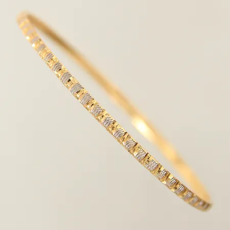 Armring med dekor Ø60mm bredd 2,8mm vitguldsdetaljer 21K Vikt: 10,9 g