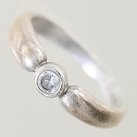 Ring med vit sten stl:16½ bredd 2,5-4,5mm silver 925/1000 Vikt: 2,3 g på auktion i Solna hos Pantbanken Sverige