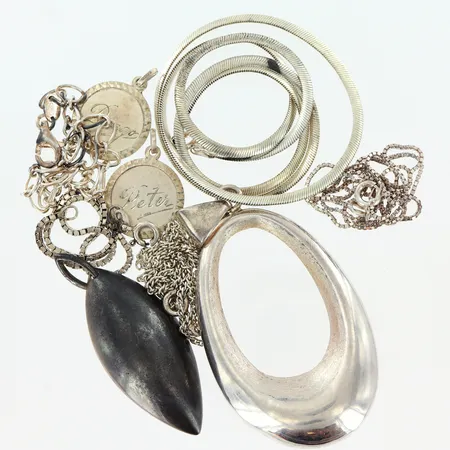 3 kedjor, 2 armband, 4 hängen, defekter, gravyr, silver 925/1000 Vikt: 39,8 g