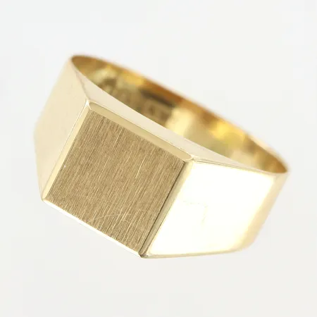 Klackring stl:17¼ matterad yta, bredd 3,9-7,8mm, smärre ytliga repor/hack, 18K. Vikt: 2,5 g