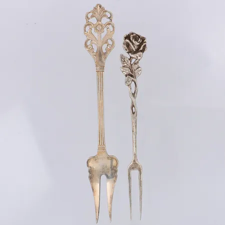 2 Olivgafflar 11,7/13,5cm, gravyr, 830/1000 silver Vikt: 24 g