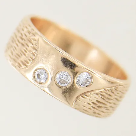 Ring med räfflad dekor och diamanter 3 x ca 0,05ct stl:17½ bredd 6,9mm 14K Vikt: 5,3 g