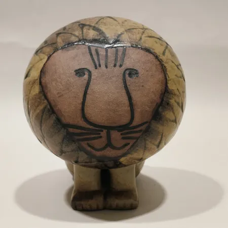 Figurin Lisa Larson Lejon ur serien Afrika höjd ca 14cm för Gustavsberg stengods liten glasyrdefekt på pannan.