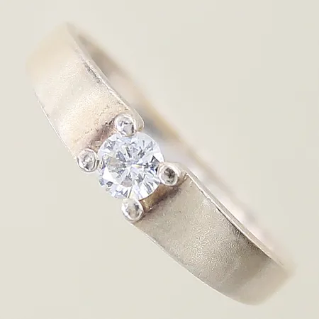 Ring med vit sten stl:17¾ bredd 2-4,4mm matt yta silver 925/1000 Vikt: 1,9 g på auktion i Solna hos Pantbanken Sverige