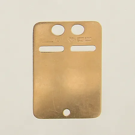 Hänge ID-bricka 27x19mm personlig gravyr 18K Vikt: 2,6 g på auktion i Solna hos Pantbanken Sverige