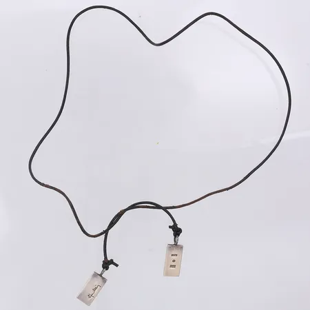 Collier Efva Attling läderrem två silverhängen, läderrem sliten, 925/1000 silver Vikt: 7,9 g