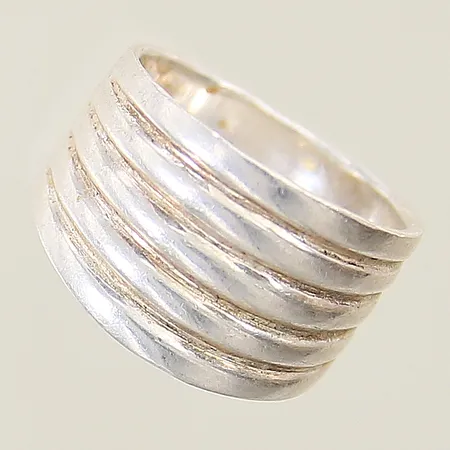 Ring med dekor GHA stl:17 bredd 6,5-13,2mm silver 925/1000 Vikt: 5,7 g på auktion i Solna hos Pantbanken Sverige