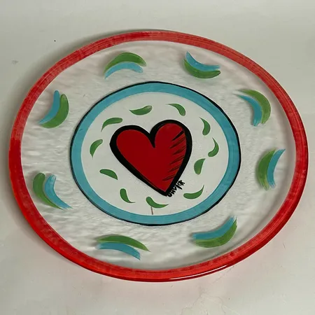 Uppläggningsfat "Hjärta" design Ulrica Hydman Vallien (1938 - 2018) för Kosta Boda, signerat, höjd 3 cm, Ø33,5 cm, handmålat klarglas