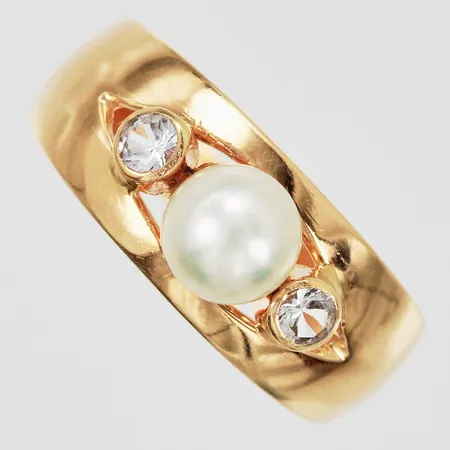 Ring med odlad pärla Ø ca 5,6mm och 2 vita stenar stl: ca 16¼ bredd: ca 3-7mm ALTON år 1967 skev skena 18K Vikt: 2,4 g