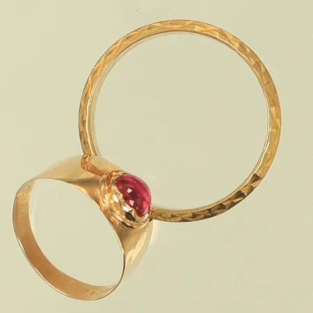 Diverse guld, ringar, stl 14½, stl19½, gravyr, bucklig 18K Vikt: 7,3 g