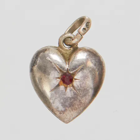 Hänge hjärta med röd sten 17x11mm, import stämplad, silver 925/1000 Vikt: 0,7 g