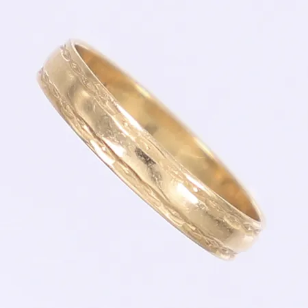 Ring med dekor stl:17¼, bredd 3mm, gravyr 18K Vikt: 1,8 g