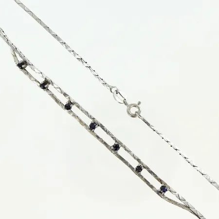 Collier med blå stenar längd 43,5cm, bredd 1-5mm, silver 830/1000 Vikt: 6,7 g