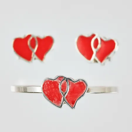 Set Ring hjärtan med röd emalj stl: ca 16¼ bredd: ca 6mm Ett par örhängen hjärtan med röd emalj Ø ca 6x7mm 925/1000 Silver Vikt: 1,3 g