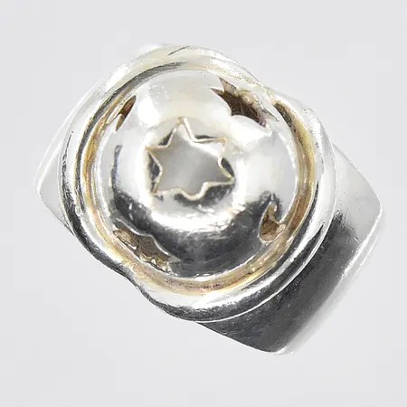 Ring med stjärnor stl:16¼ bredd 6-15 mm, silver 925/1000. Vikt: 13 g