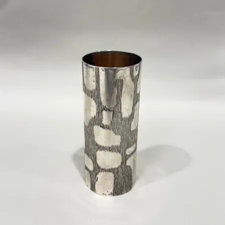 Vas höjd 10cm Ø40mm delvis borstad dekor samt förgylld silver 830/1000 Vikt: 93,7 g på auktion i Solna hos Pantbanken Sverige