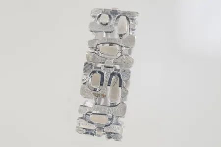 Armband 70-tal längd 18 cm, bredd 2,5 cm, silver Vikt: 70,8 g på auktion i Växjö hos Pantbanken Sverige