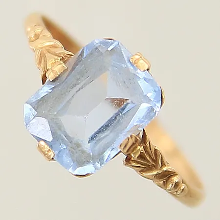 Ring med blå sten stl:17½ bredd 1,5-10,2mm något ojämn skena 18K Vikt: 1,9 g