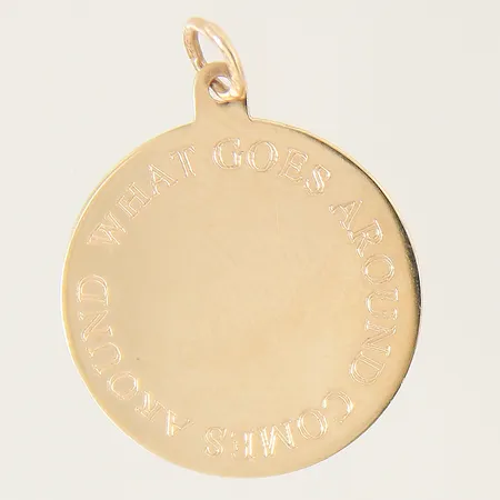 Hänge med text "What goes around comes around" 27x20mm 18K Vikt: 1,4 g