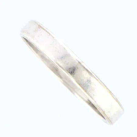 Ring slät stl: 19 bredd: 3mm, vitguld, gravyr, 18K Vikt: 3,3 g