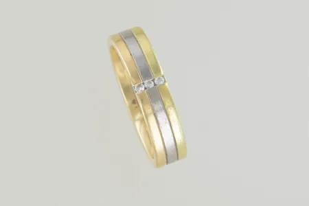 Ring 3färger med diamanter 3x 0,01ct Stl:16¼, bredd 4 mm, 18K  Vikt: 5,5 g