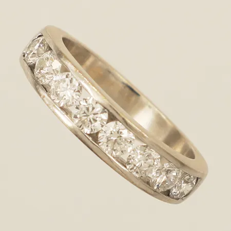 Ring med diamanter totalt 8xca0,15ct stl:16¼ bredd 3,1mm i behov av omrodiering 18K Vikt: 4,3 g