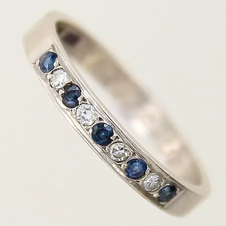 Ring med blå stenar och 8/8-slipade diamanter 4 x ca 0,02ct stl:17¾ bredd 2,8mm gravyr 18K Vikt: 2,9 g