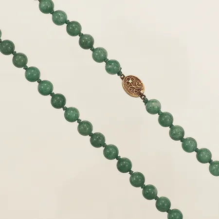 Collier med aventuriner längd 76cm, bredd 9mm lås i förgyllt silver 830/1000 Vikt: 70,3 g