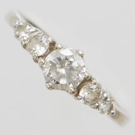 Ring med vita stenar stl:16¾ bredd: 2-6mm, GHA, silver 925/1000 Vikt: 2 g