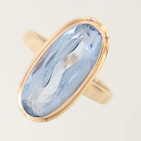 Ring med blå sten stl:16¼ bredd 1,9-19,8mm sten med nagg på fasetter gravyr 14K Vikt: 3,8 g