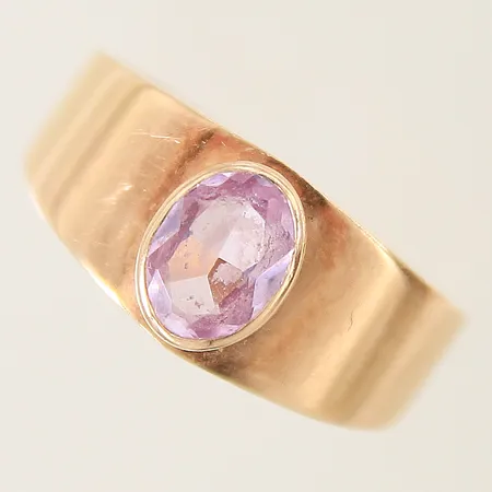Ring med rosa sten stl:19¼ bredd 2,9-9,4mm gravyr 14K Vikt: 2,3 g