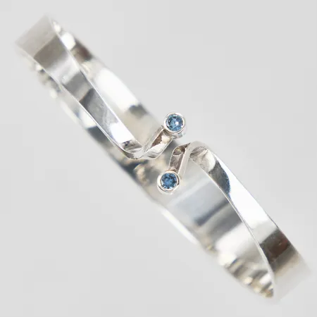 Armring med stenar Ø ca 5,2-6,5cm bredd: ca 3-12mm öppen DE Ekström Aktiebolag D Falköping år 1971 830/1000 Silver Vikt: 23,6 g