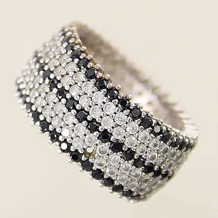 Ring med svarta och vita stenar stl:17 bredd 10,2mm en sten saknas silver 925/1000 Vikt: 6,5 g på auktion i Solna hos Pantbanken Sverige
