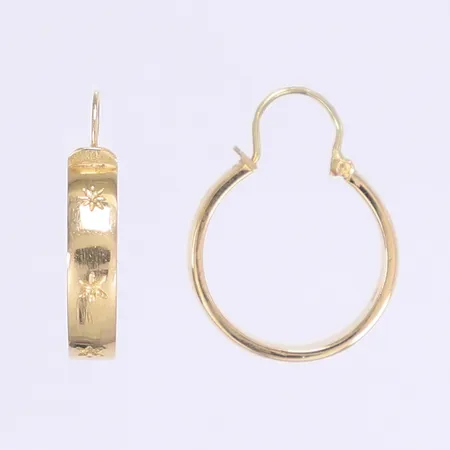 Ett par örhängen creoler med präglad dekor Ø15mm, bredd 4mm, svenska stämplar, 18K Vikt: 4,1 g