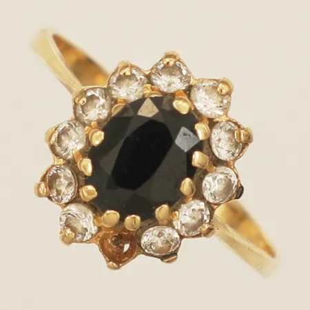 Ring carmosé med blå samt vita stenar, stl:19, bredd 13mm saknar sten, 18K Vikt: 3 g