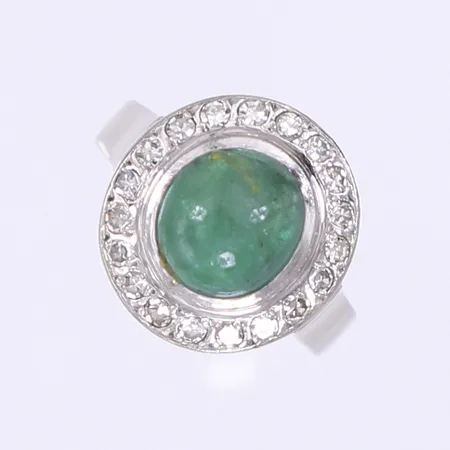 Ring med diamanter 19 x ca 0,02ct och grön sten, stl:15, bredd 3-14mm, vitguld, svenska stämplar, spricka i stenen, 18K, Bruttovikt: 6g Vikt: 6 g