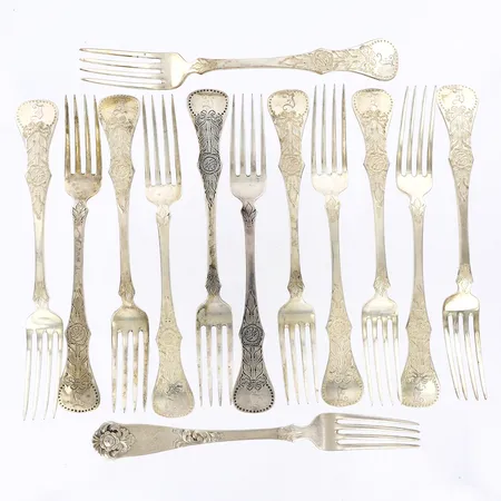 13 Matgafflar längd: 17,5cm, gravyr, 830/1000 silver Vikt: 498 g