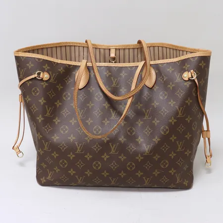 Väska Louis Vuitton Neverfull GM, M40990, monogramcanvas i brunt, beslag i gulmetall, 40x32x20cm, tillhörande clutch, bruksspår, något smutsig invändigt, mindre fläckar/märken utvändigt, kvittokopia Louis Vuitton Web 2021, dustbag, kartong.