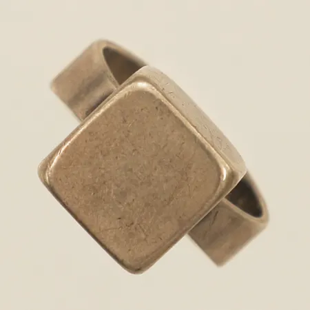 Ring med kubformad del stl:15¾, bredd 7-10,5mm Fischland-Schmuck silver 835/1000 Vikt: 5,9 g