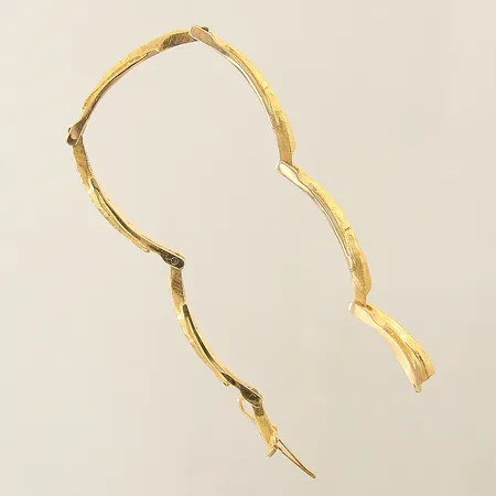 Armband halvstelt med dekor längd 16,5cm bredd 4,4mm 18K Vikt: 12,4 g på auktion i Solna hos Pantbanken Sverige