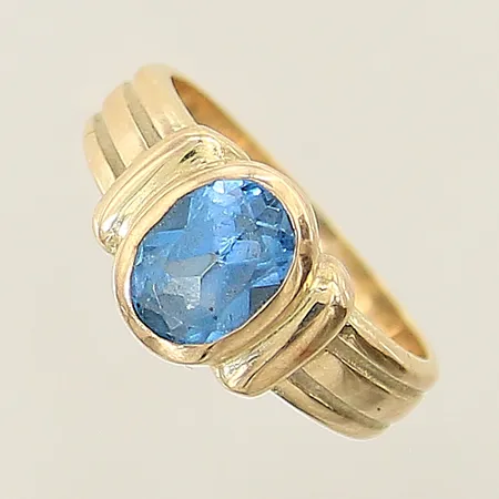 Ring med blå sten stl:16 bredd 2,8-8,6mm 14K Vikt: 4,7 g