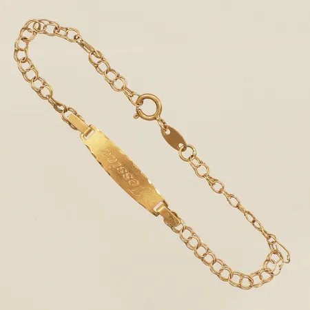 Armband Bismarck med gravyrplatta, längd 13cm bredd 4,5mm gravyr, defekt 18K Vikt: 1,3 g