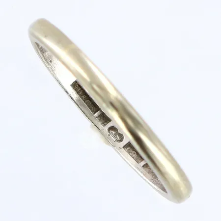 Ring slät stl: 16 bredd: 2mm, gravyr, vitguld, 18K Vikt: 2 g