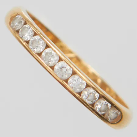 Ring med vita stenar stl:16¾, bredd 2,5mm,, otydliga stämplar, 18K Vikt: 1,9g Vikt: 1,9 g