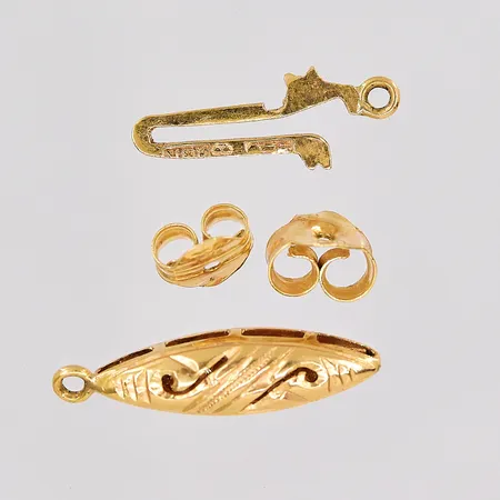 Diverse guld 18K Vikt: 0,8 g på auktion i Västerås hos Pantbanken Sverige