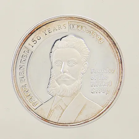 Minnesmedalj Fritz Henkel 150 Years 1848-1998 Ø35mm etui silver 999/1000 Vikt: 31,4 g på auktion i Solna hos Pantbanken Sverige