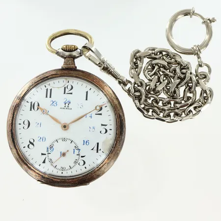Fickur Omega silver 800/1000 manuell Ø50mm, fungerar ej, defekter på urtavla, bucklor på boett, gravyr, klockkedja i vitmetall, inga övriga tillbehör