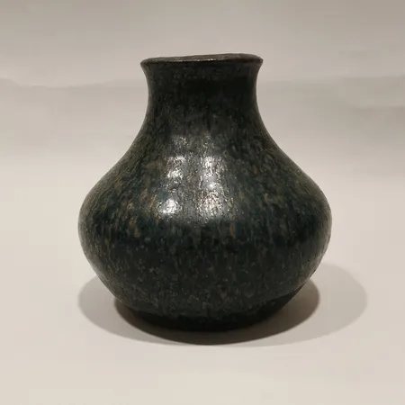 Vas Rolf Palm, Mölle höjd ca 14cm, glaserat stengods signerad på undersidan år 1970 Skickas med paket.