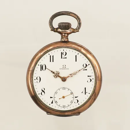 Fickur Omega manuell silver serie-nr:5021673 ca år 1916, defekt saknar glas går ej 800/1000 silver bruttovikt 80,9g Vikt: 80,9 g